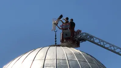 Yuvadaki bacağı kırık yavru leylek tedaviye alındı