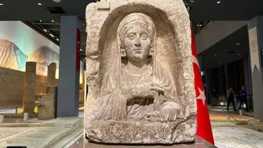 Zeugma kökenli mezar steli Türkiye’ye iade edildi