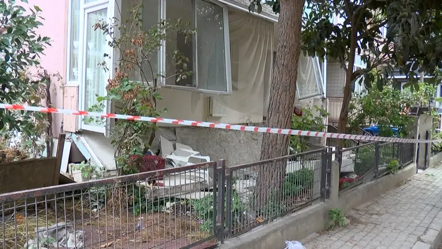 Avcılar'da facianın eşiğinden dönüldü: Balkon çöktü, kadın beton parçalarının altında kaldı 2 Avcılar'da facianın eşiğinden dönüldü: Balkon çöktü, kadın beton parçalarının altında kaldı 2