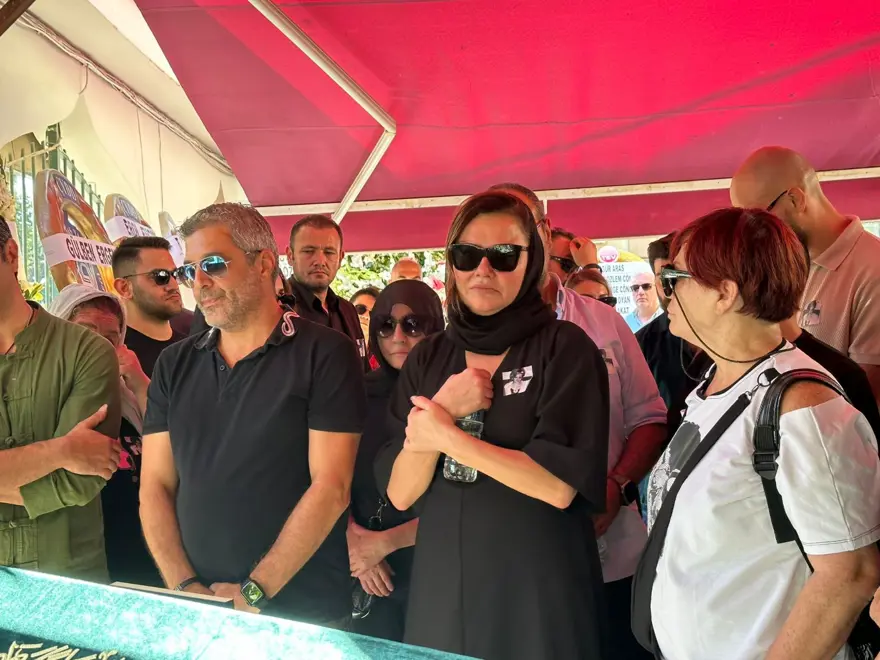 Deniz Seki annesine veda etti 1