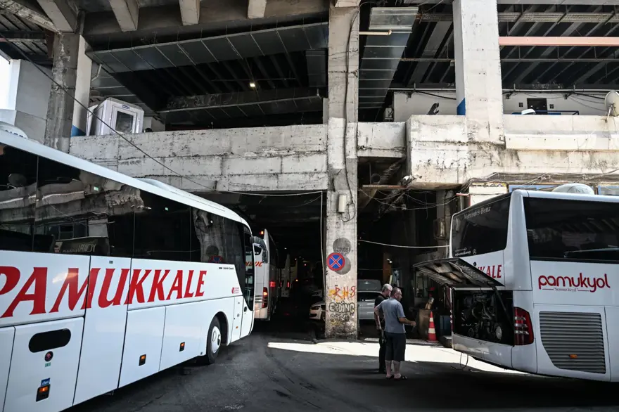 Sıva düştü pas göründü | İstanbul Otogarı'nda tehlike 5