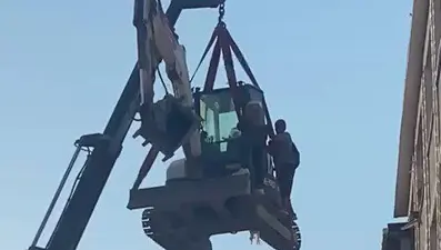 Yürekleri ağızlara getiren an: Çatıdan vinçle indiler