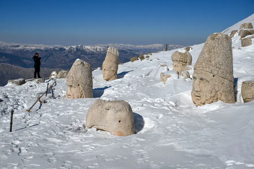 Nemrut Dağı'ndan eşsiz görüntüler: Dev heykeller karlar altında kaldı 7