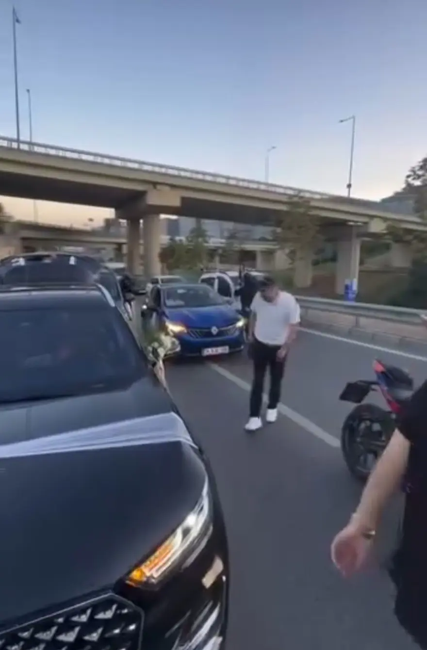 İstanbultrafiğinde akılalmaz görüntü: Düğün konvoyundakiler uzun namlulu silahla ateşaçtı 1 İstanbultrafiğinde akılalmaz görüntü: Düğün konvoyundakiler uzun namlulu silahla ateşaçtı 1