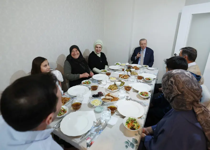Cumhurbaşkanı Erdoğan, vatandaşın evinde iftar yaptı 1