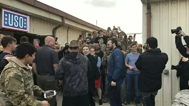 Scarlett Johansson ve Chris Evans İncirlik Üssü'nü ziyaret etti