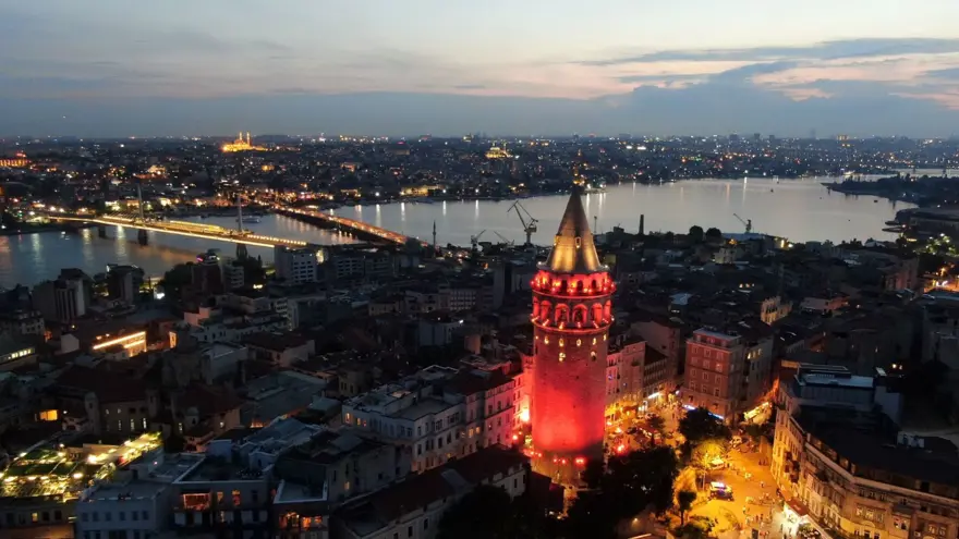 İstanbul'un tarihi simgeleri Milli Takım'a destek için Kırmızı-Beyaza büründü 24