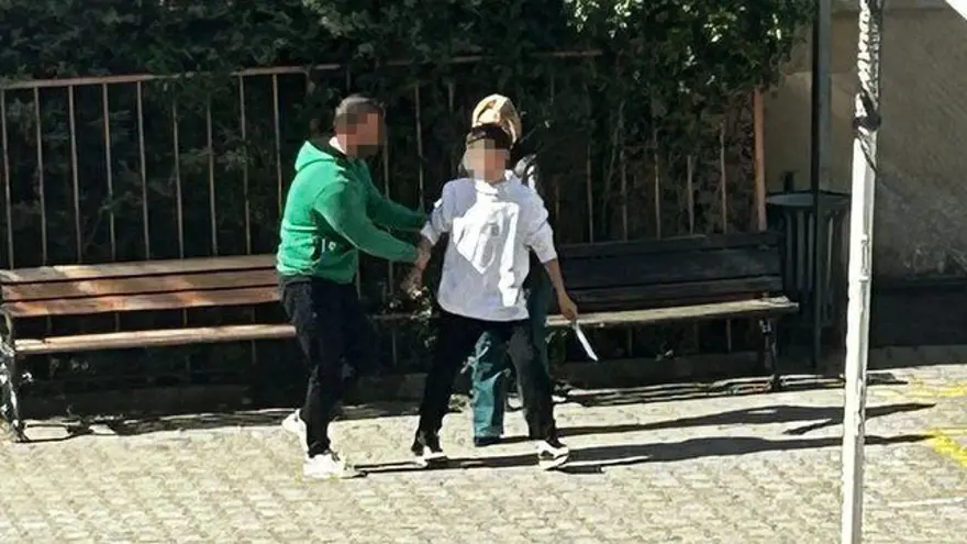 İstanbul'da okulu basan öğrenci, müdür yardımcısını bıçakla tehdit etti 1