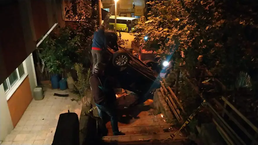 Fren yerine gaza bastığı otomobiliyle merdivenlerden yuvarlandı 1