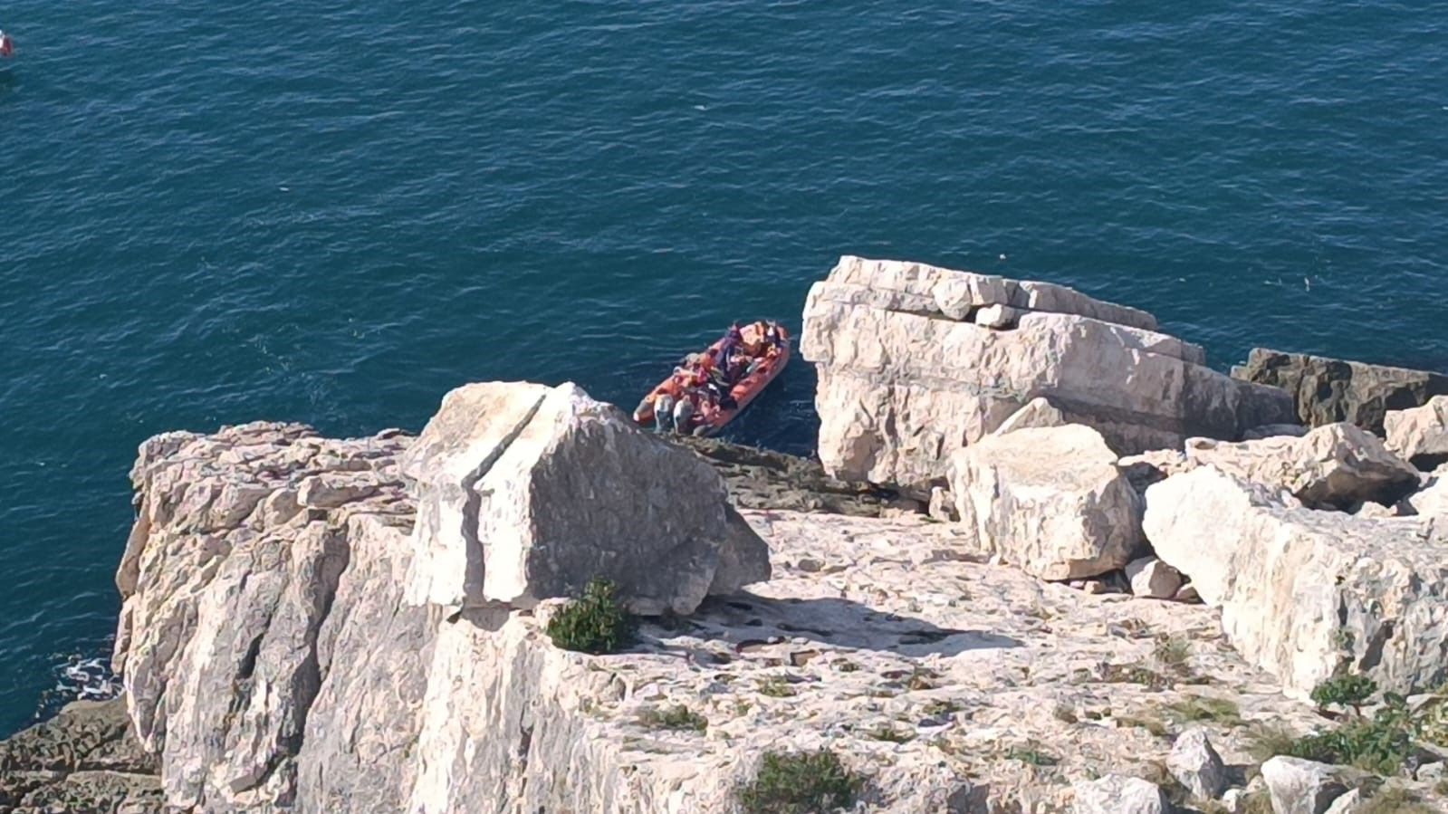 Rus turistler kayalık alanda mahsur kaldı