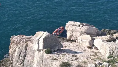 Rus turistler kayalık alanda mahsur kaldı