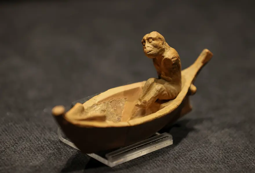 "Ölülerin kayıkçısı"nın heykelciği İzmir'de sergileniyor 3