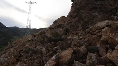 Erzurum'da heyelan... Dev kayalar yolu ulaşıma kapandı