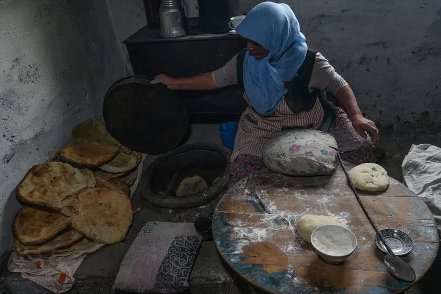 Kars'ın Arpaçay ilçesi Kuyucuk köyünde fırına gidilmiyor ekmeği kadınlar yapıyor 6 Kars'ın Arpaçay ilçesi Kuyucuk köyünde fırına gidilmiyor ekmeği kadınlar yapıyor 6
