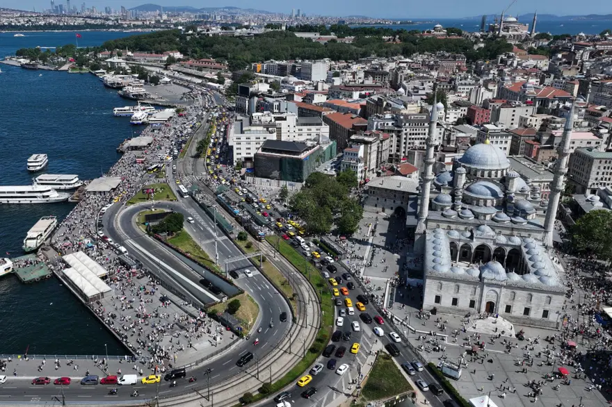 İstanbul'un turistik yerlerinde yoğunluk: Sıcak havaya rağmen meydanlar doldu 4 İstanbul'un turistik yerlerinde yoğunluk: Sıcak havaya rağmen meydanlar doldu 4