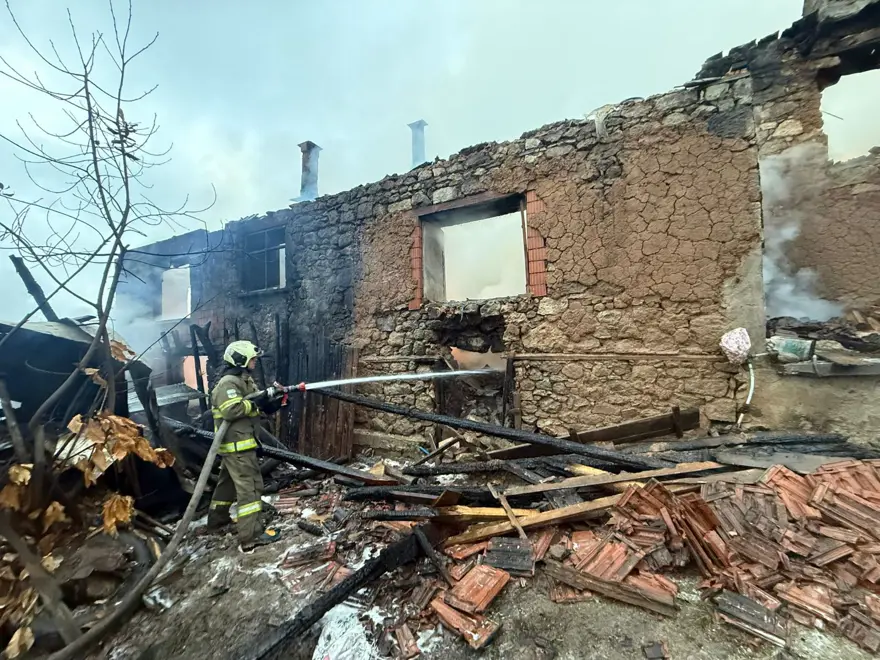 Balıkesir'de yangın: 5 ev hasar gördü 