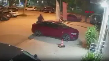 Alkollü adam arabalara yumruk atıp, üzerinde zıpladı