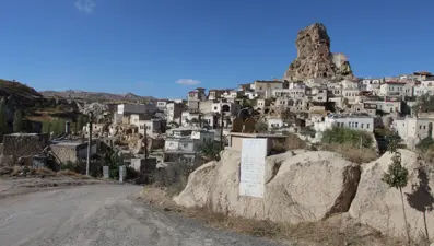 Kaya üzerinde bulunan mezarı gören bir daha bakıyor