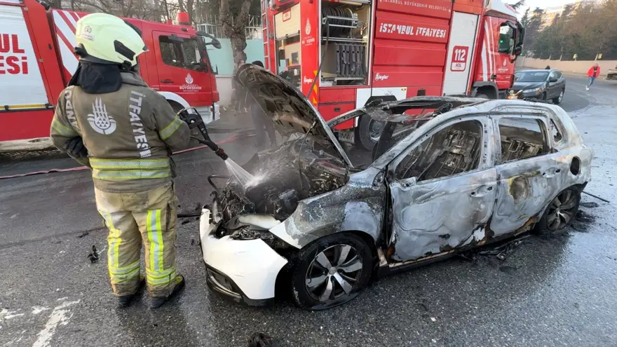 Korku dolu anlar: Alev topuna dönen araç otomobillere çarptı 3