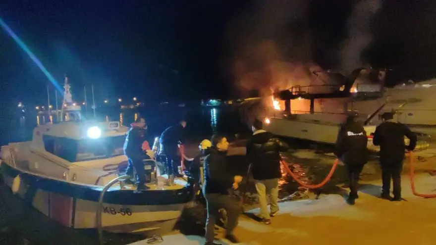 Balıkçı barınağındayangın paniği: Yat alevlere teslim oldu 