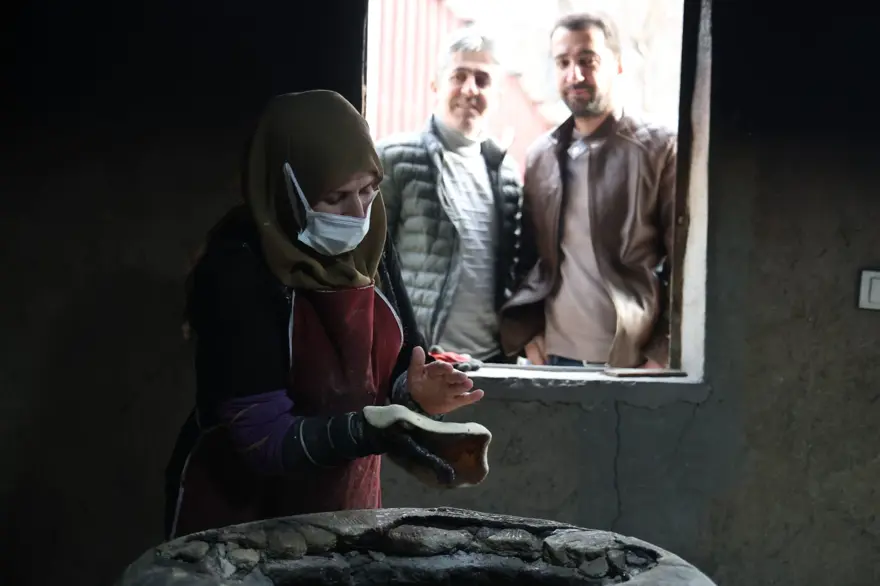 2 çeşit ekmek için 7 kilometre yol kat ediyorlar: Saat 15.00'de yoğunluk başlıyor 3