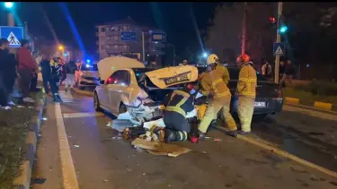 Kırmızı ışıkta duran araca çarpan sürücü koşarak kaçtı