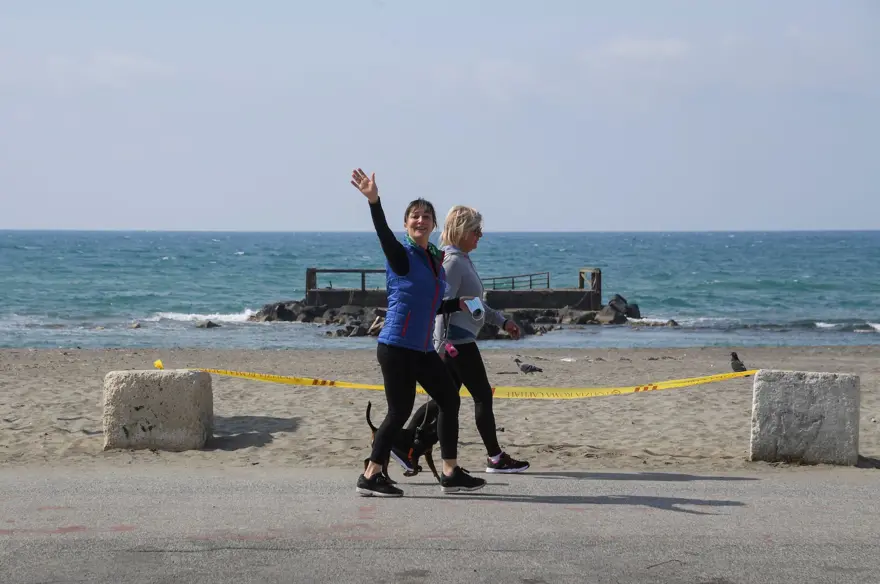 İTALYA’DA BAZI DÜKKANLAR AÇILIYOR 5