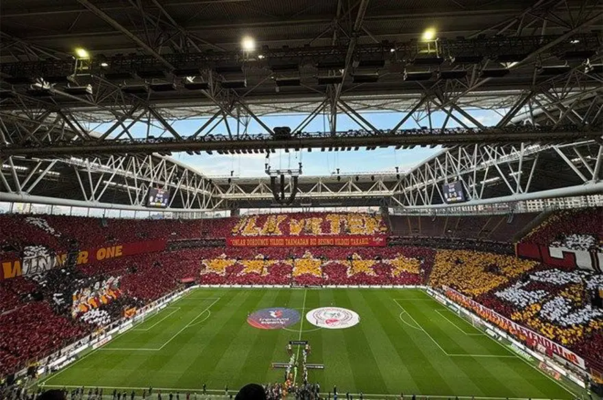 Galatasaray taraftarından özel koreografi: Mourinho ve Fenerbahçe'ye gönderme Galatasaray taraftarından özel koreografi: Mourinho ve Fenerbahçe'ye gönderme