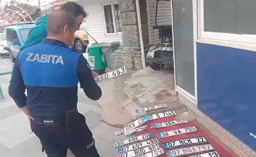 Sağanak sonrası düşen plakasını bulamayan sürücüler oraya koştu 2
