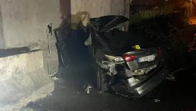 Yoldan çıkıp bina duvarına çarpan otomobildeki iki kişi hayatını kaybetti