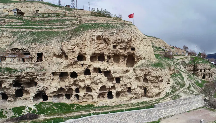 Sivas'ın 4 bin yıllık 'apartman' mağaraları zamana meydan okuyor 1 Sivas'ın 4 bin yıllık 'apartman' mağaraları zamana meydan okuyor 1