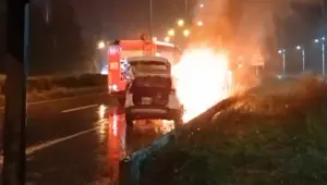 Seyir halindeki araç yanmaya başladı