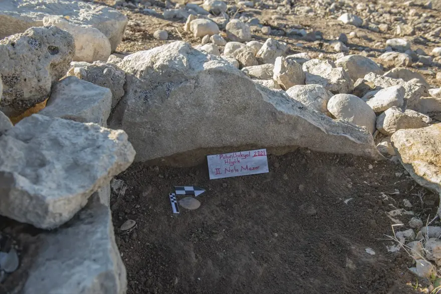 Keban Baraj Gölü'nde suyun çekilmesiyle tarihi höyükler de gün yüzüne çıktı 16