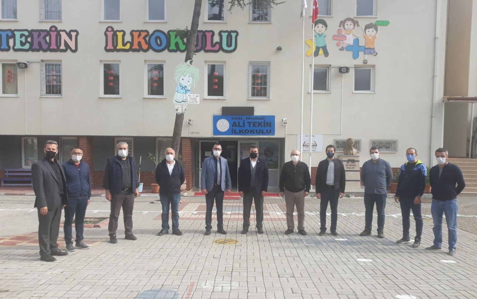 İki öğretmene okul önünde darp