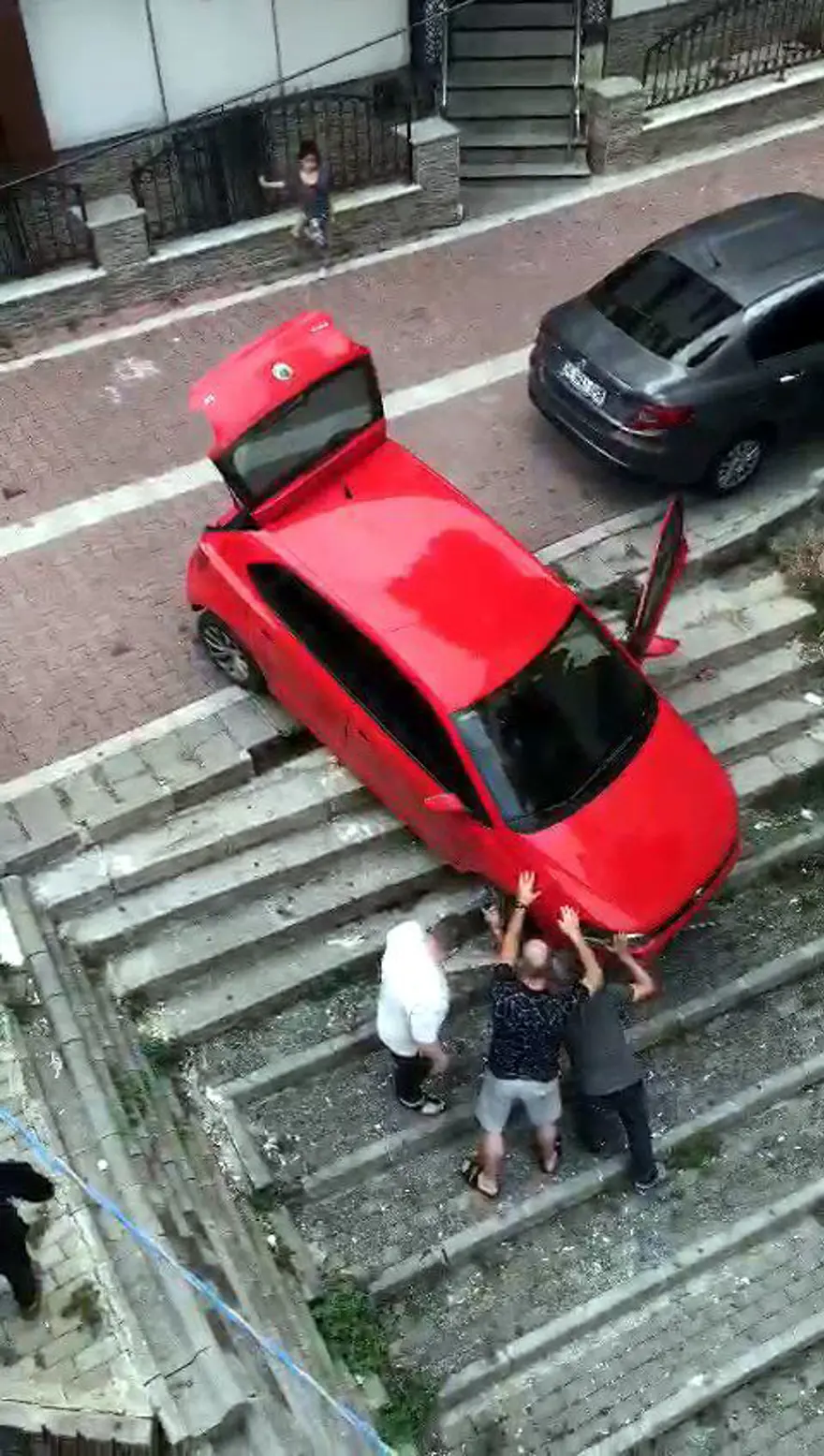 Avcılar'da manevra yaparken merdivenlerde asılı kaldı 8