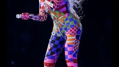 Beyonce'nin yeni albümü müzik listelerini alt üst etti