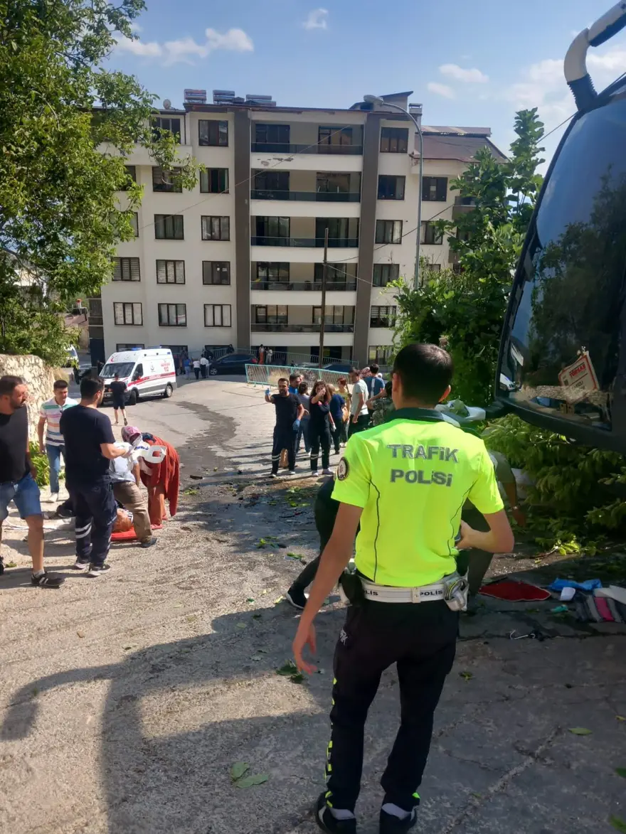 Karaman'da tur otobüsü devrildi: 3'ü ağır 26 kişi yaralandı 3 Karaman'da tur otobüsü devrildi: 3'ü ağır 26 kişi yaralandı 3