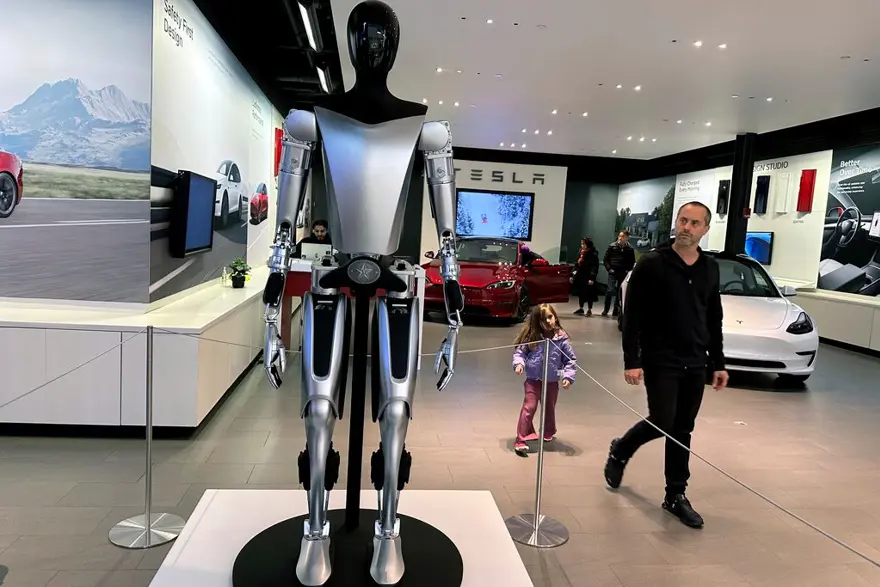 Tesla robotunun yeni özellikleri tanıtıldı: "ABD başkanından daha İyi yürüyor" 2