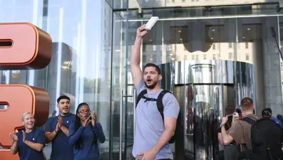 iPhone 17 satışa çıktı