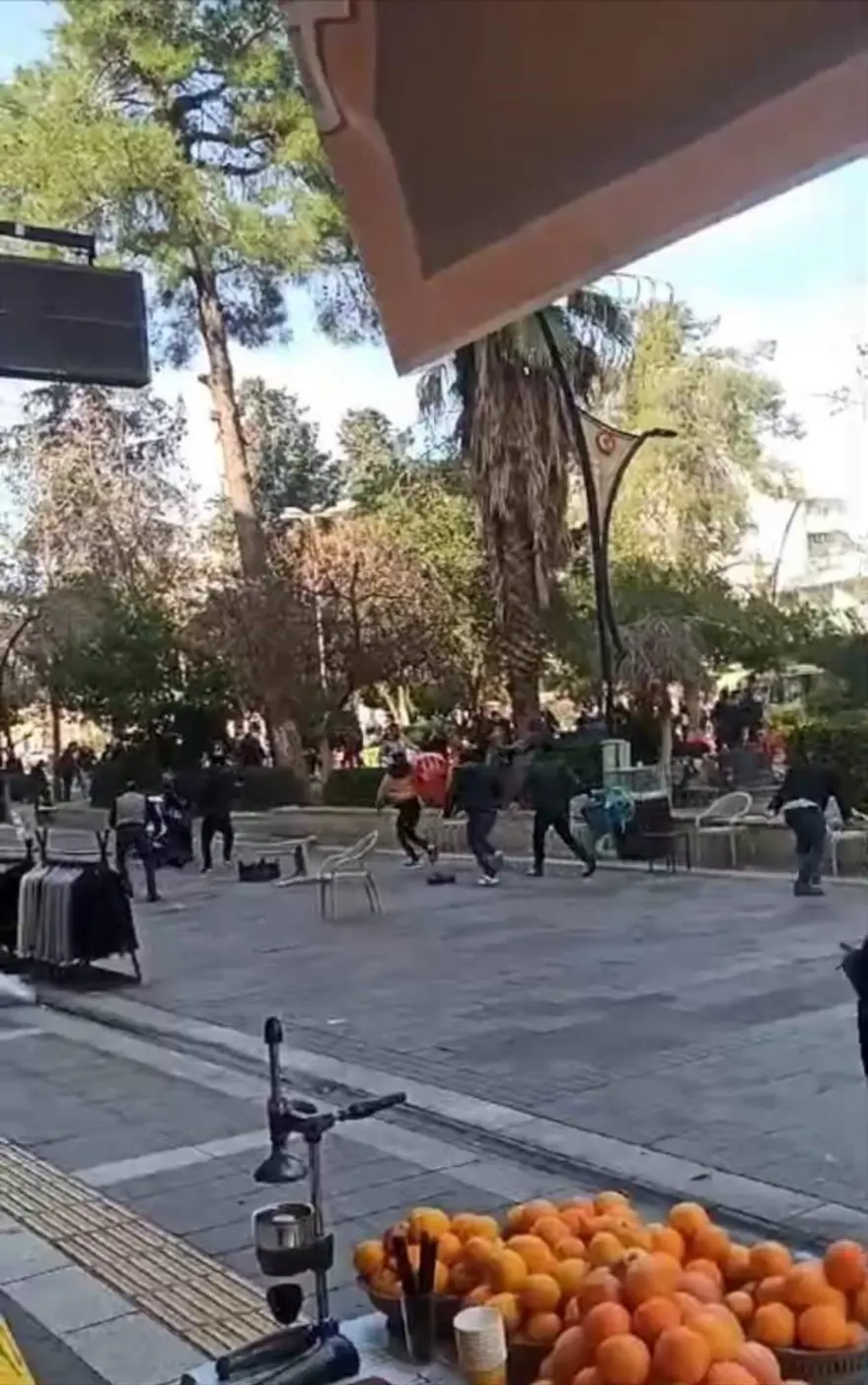 İlçeyisavaş alanına çeviren bıçaklı kavga: 8 yaralı 