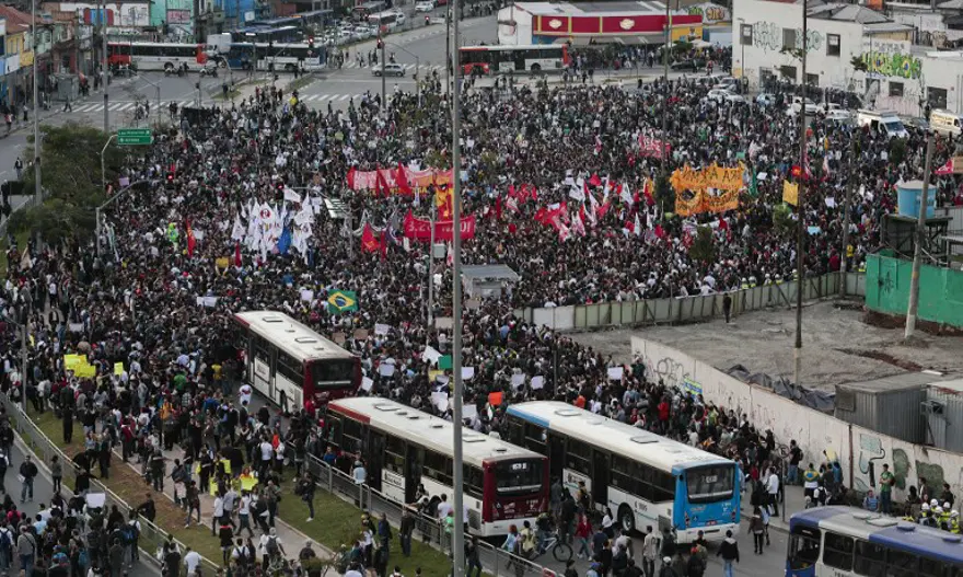Brezilya'da 200 bin kişi ayakta 30