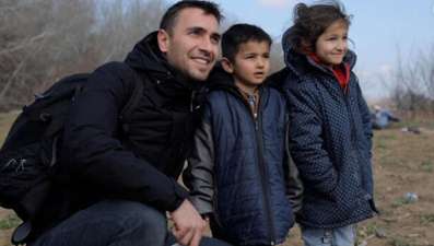 Ünlü oyuncu Ulaş Tuna Astepe'den göçmenlere yardım