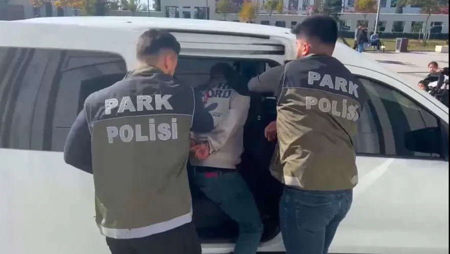 Camidesuçüstü! Namaz kılıyormuş gibi yapıyordu, son işinde yakalandı 7