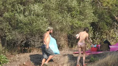 Kadir Doğulu ile Neslihan Atagül kampta (Çevre temizliği)