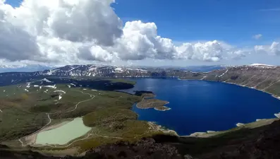 Nemrut Kalderası'nın bir yanı kar bir yanı bahar