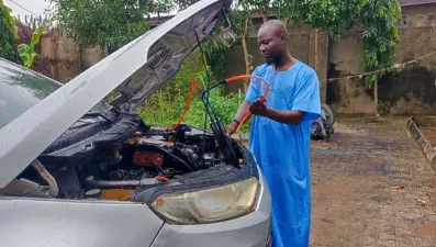 Nijeryalı mühendis Abubakar, araçların suyla çalışmasını sağlayan cihaz geliştirdi