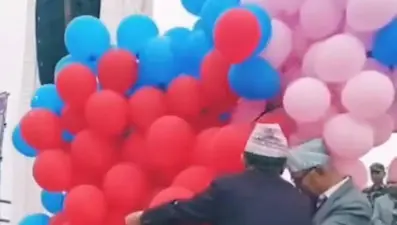 Turizm etkinliğinde felaket: Hidrojen balonları alev aldı, belediye başkanının yüzü yandı