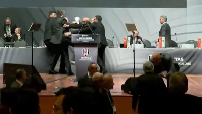 Beşiktaş divan kurulunda olay: Tevfik Yamantürk, eski Beşiktaş Başkanı Hasan Arat&#x27;a yumruk attı