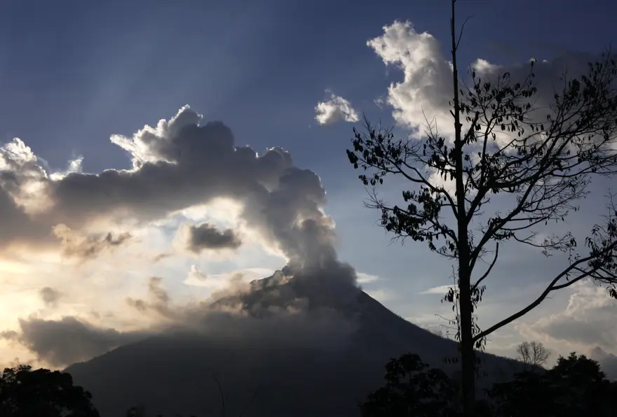 Sinabung binlerce kişiyi evinden etti 12