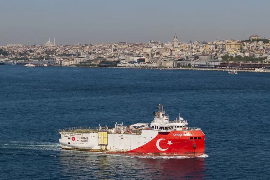 Oruç Reis Gemisi İstanbul Boğazı'ndan geçti 3